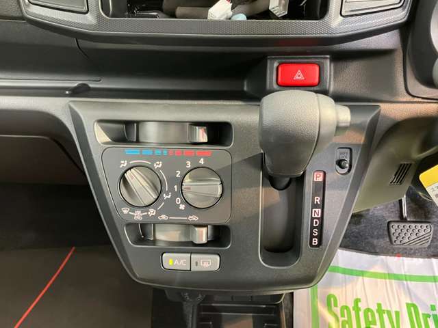ご納車前に納車点検（法定12ヶ月点検相当）を実施し、基本性能に関わる機能や状態を徹底的に点検します。