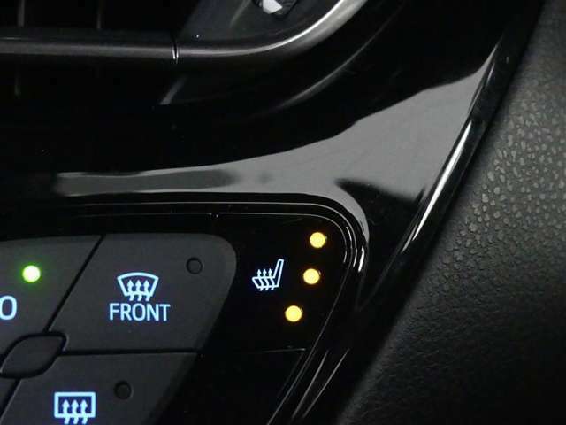 運転席・助手席のシートヒーター付きで温度調節も出来るので便利です！！