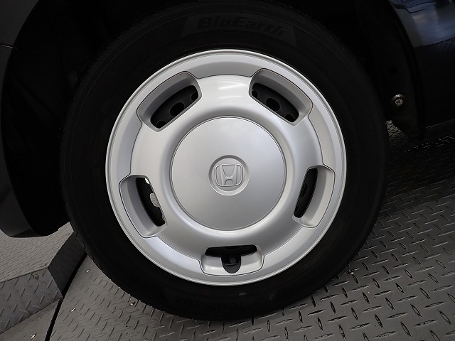 ホイールは車のデザインにマッチした専用タイプです。