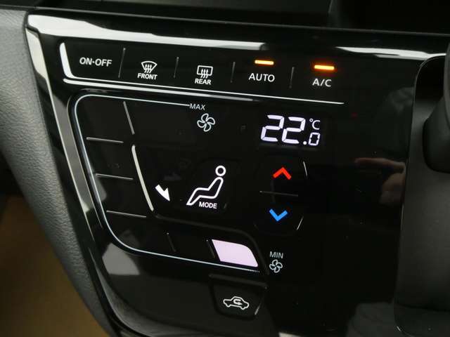 車内を年中快適に保ってくれるタッチパネル式オートエアコン。