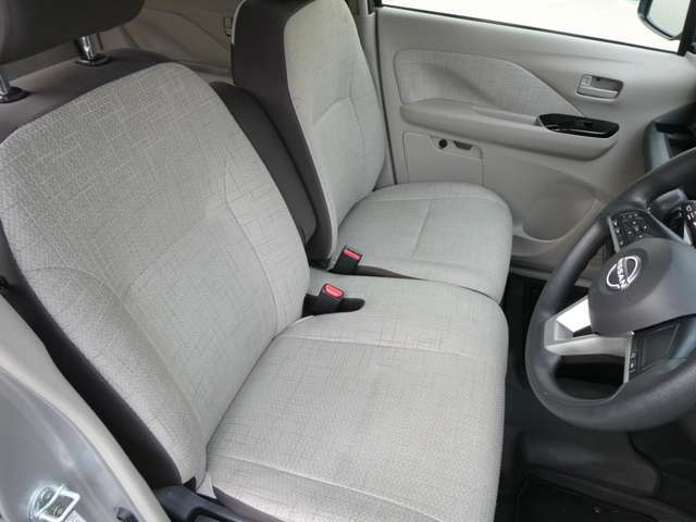 運転席も広々でゆったり気分で運転できます♪