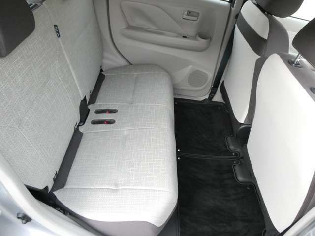 後部座席のお方はゆったり　おくつろぎください。