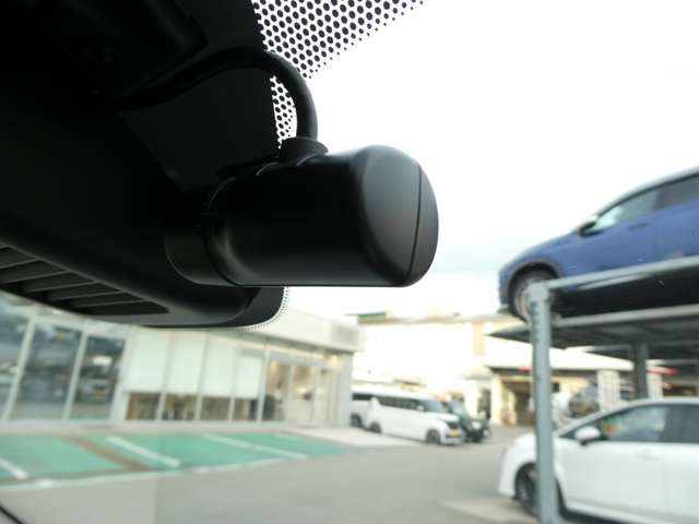 ドライブレコーダーは、車の運転中に前方の映像を記録する装置です。万が一の事故の際に、状況を記録して証拠として利用することができます。
