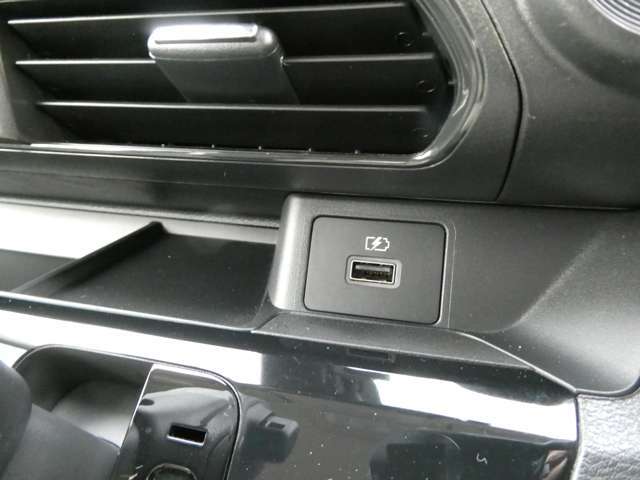 フロント中央部にはスマホ充電可能なUSB端子が付いています。