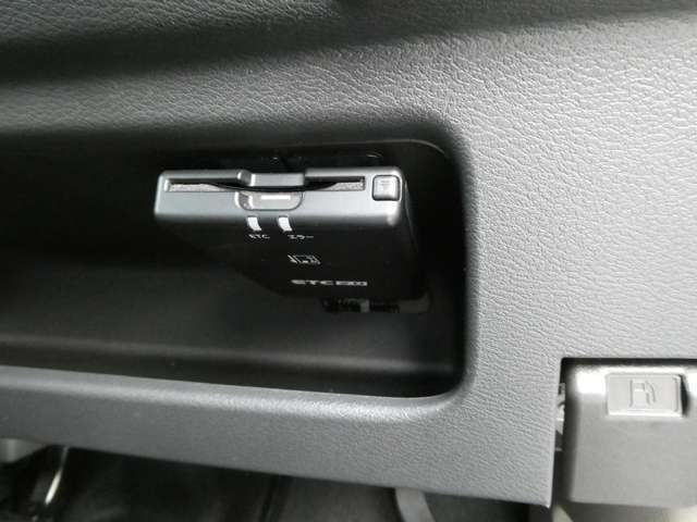 ここに ETC付いております。高速道路の料金所もスイスイ♪ ETCカードの申し込みは日産カードがおすすめ！！！「安心」「おトク」「便利」で皆さまのカーライフをサポートする特典満載のカードです。