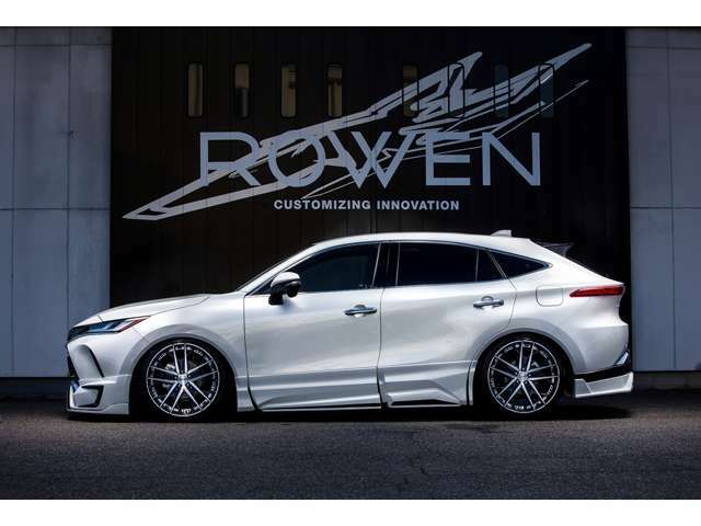 新型80ハリアーを新たにコンプリート設定いたしました。新作ROWENエアロKIT、オリジナルホイール、車高調を装着、フロアマットが標準装備となります。