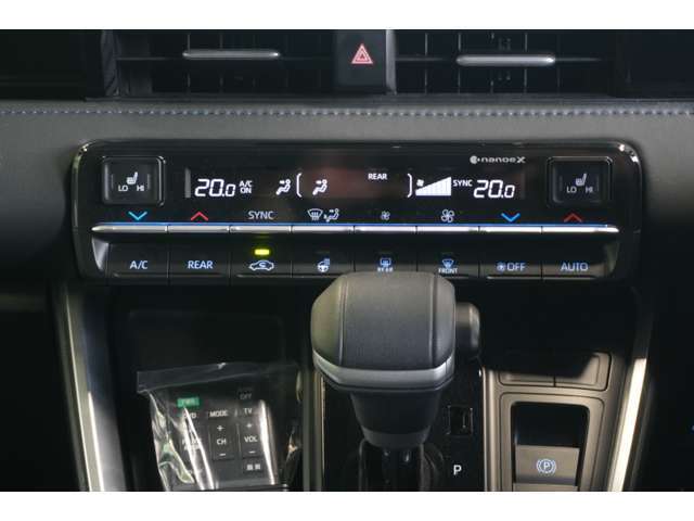 当社専門業者が納車前クリーニングしておりますので内装もとても綺麗な状態でお渡ししております。もちろんシート、足元、パネル関係、天井とお客様にお喜びいただけますよう心を込めて磨いています！！