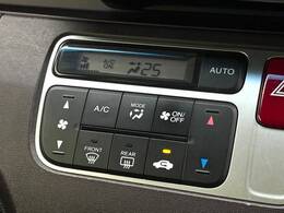 【オートエアコン】一度お好みの温度に設定すれば、車内の温度を検知し風量や温度を自動で調整。暑い…寒い…と何度もスイッチ操作をする必要はありません。快適な車内空間には必須の機能ですね♪
