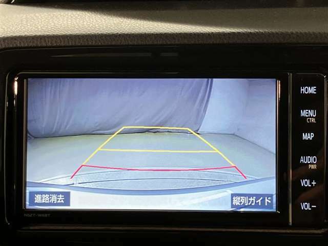 【バックカメラ】あると便利なバックカメラ装備！駐車時に後方がリアルタイム映像で確認できます。立体駐車場や夜間の車庫入れ時に大活躍！運転スキルに関わらず、今や必須となった装備ですね♪