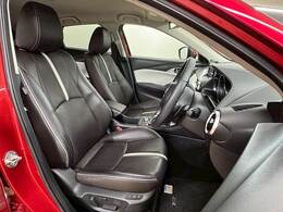 【レザーシート】人気メーカオプション。高級感溢れる車内を演出します。査定アップも見込める人気オプションです！