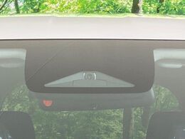 【ホンダセンシング】走行中に前方の車両等を認識し、衝突しそうな時は警報とブレーキで衝突回避と被害軽減をアシスト。より安全にドライブをお楽しみいただけます。