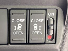【両側パワースライドドア】スマートキーや運転席のスイッチで後席両側スライドドアの開閉が可能♪電動だから力を入れてドアを開ける必要が無く、小さなお子様でも簡単に開け閉めでき快適です♪