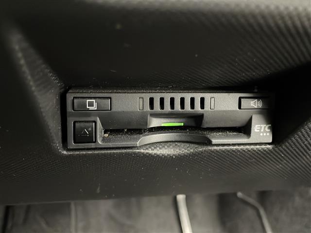【ETC】有料道路を利用する際に料金所で停止することなく通過できる、ETC車載器（ノンストップ自動料金収受システム機器）が装備されています。セットアップを行うことで利用可能になります。