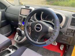 純正オプションのモモステアリング付き！