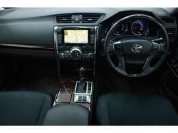 年式を感じさせない無い内装で御座います！マークxならではなシンプルな内装に仕上がっております！！