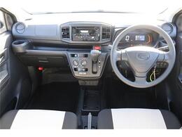 前席全体　広い視界で安心して運転することができますね！