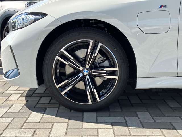 このお車は【浦和美園支店】に展示中です！ご来場、お問い合わせをスタッフ一同お待ちしております。＜住所＞埼玉県さいたま市緑区美園6-11-1　＜TEL＞048-812-2525