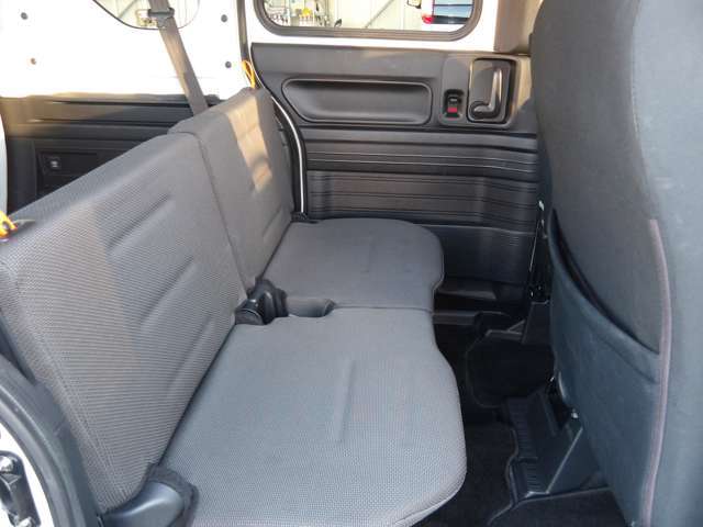 後部座席も当然、綺麗・清潔に仕上げております。内装の綺麗なお車は気持ちが良いですし、コンディションのいい車が多いです。前のユーザーが丁寧に使っていた証拠です。