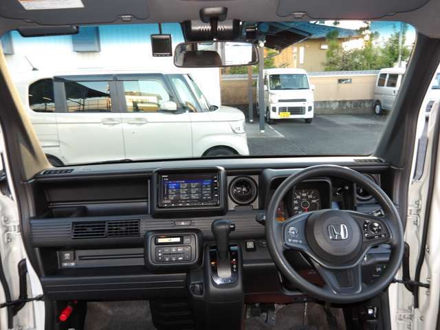 ドライバー目線の画像です。視界も確保されているので、見やすいですよ。インパネもシンプルにまとまってて使い勝手がいいと思います☆