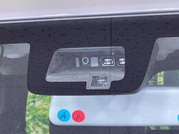 【スズキ　セーフティサポート】走行中に前方の車両等を認識し、衝突しそうな時は警報とブレーキで衝突回避と被害軽減をアシスト。より安全にドライブをお楽しみいただけます。