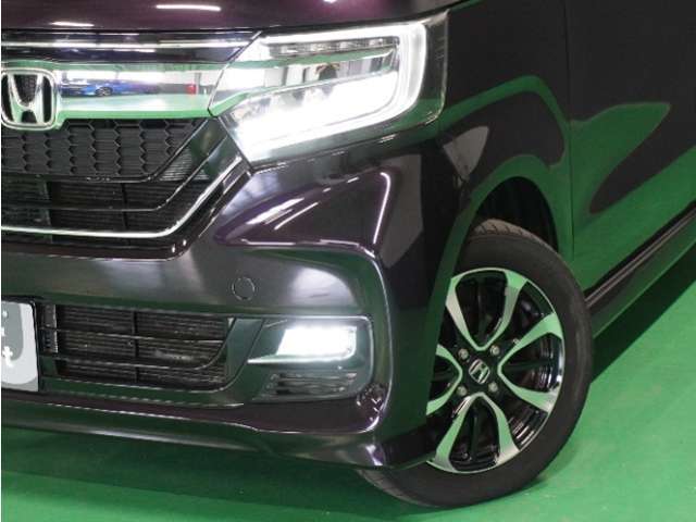 【ヘッドライト】省電力で長寿命の明るく運転しやすいLEDヘッドランプです。明るく照らすので暗い夜道からお客様を守ってくれます。