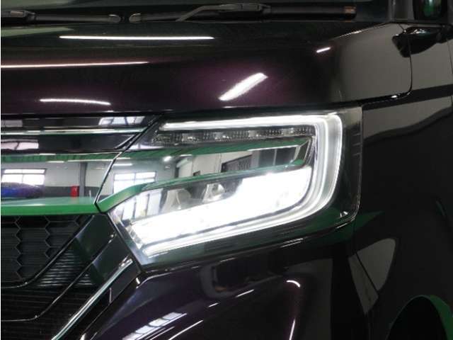【ヘッドライト】省電力で長寿命の明るく運転しやすいLEDヘッドランプです。明るく照らすので暗い夜道からお客様を守ってくれます。