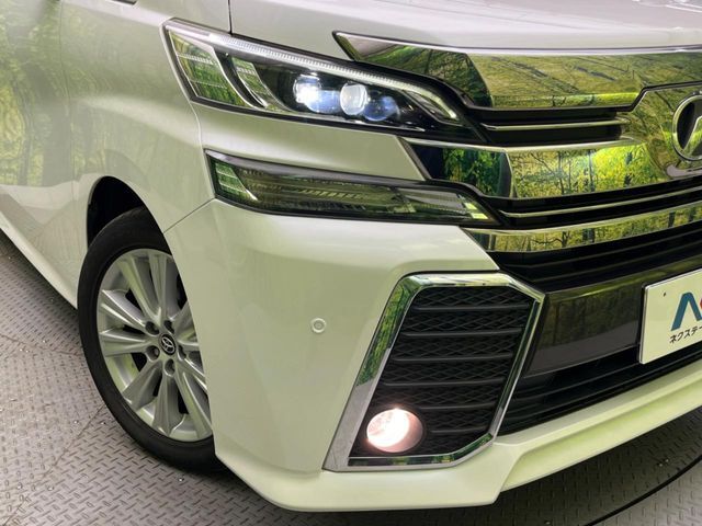 【LEDヘッドライト】悪天候や夜間走行時も良好な視界を確保し安心して運転できる高輝度LEDヘッドライトを装備！点灯速度が早く、消費電力も抑えられています。