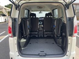 【フリップダウンモニター】大画面モニターで後席でもエンタメをお楽しみいただけます。小さなお子様にも大人気の装備です♪