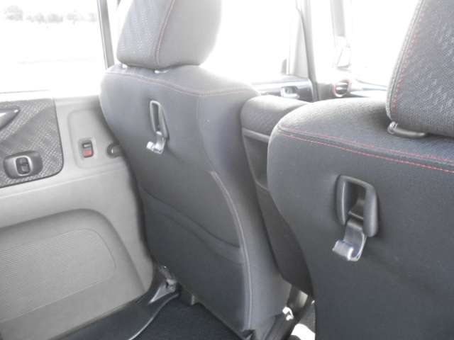 運転席・助手席シートバックにコンビニフック装備☆お買い物袋をちょこっとかけておくのに便利です♪