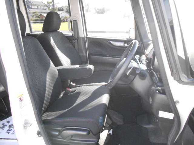 ベンチシートタイプの運転席☆アームレスト付きで快適です♪