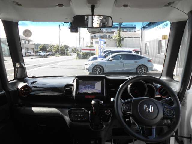 見晴らしがよくスッキリとしたインパネ☆広い視界で車両感覚もつかみやすいですよ☆