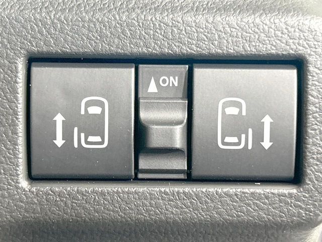 【両側パワースライドドア】スマートキーや運転席のスイッチで後席両側スライドドアの開閉が可能♪電動だから力を入れてドアを開ける必要が無く、小さなお子様でも簡単に開け閉めでき快適です♪
