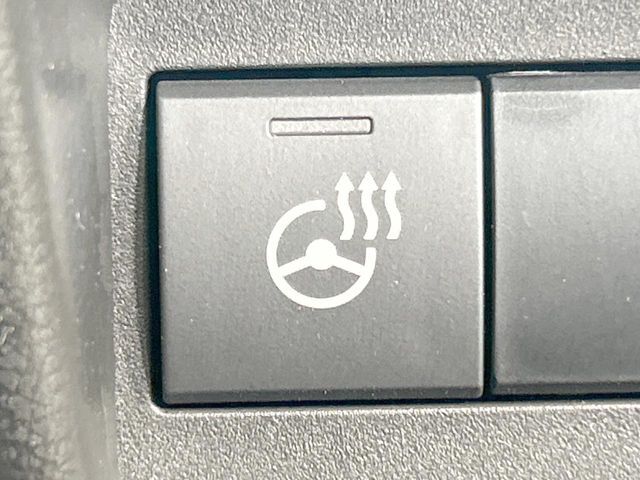 【ステアリングヒーター】冬場に冷たくなりやすい革巻きステアリングを、スイッチ一つで素早く適温に！エアコンよりも早く温まってくれるので、寒い日の運転も快適になりますね♪