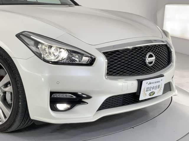 当店では仕入れた車両を撮影スタジオ完備の商品管理センターにて室内クリーニングや外装の磨き施工等、徹底した商品車仕上げを行っております。