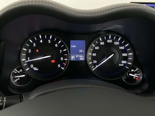 当店ではほぼ全てのお車を全国各地のオートオークションから仕入れております。その際、メーター改ざん等の検査も行われ、問題の無い車両のみ入庫していますのでご安心下さい☆