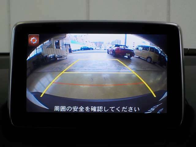 駐車時に便利で安心なバックカメラを装備しています。