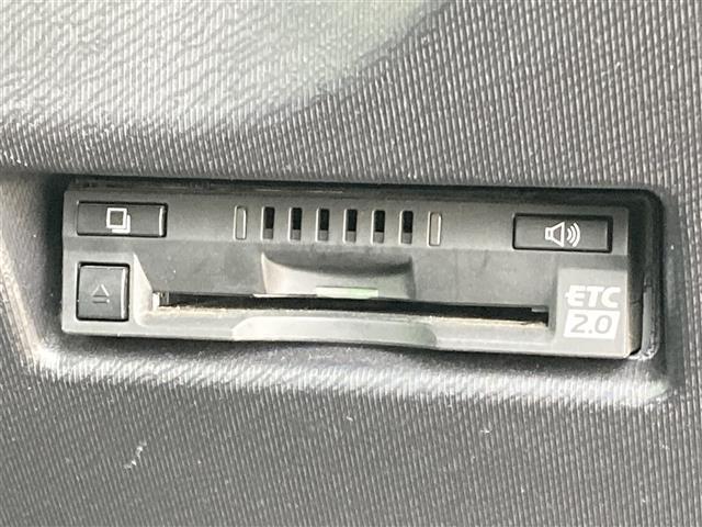 【ETC】有料道路を利用する際に料金所で停止することなく通過できる、ETC車載器（ノンストップ自動料金収受システム機器）が装備されています。セットアップを行うことで利用可能になります。