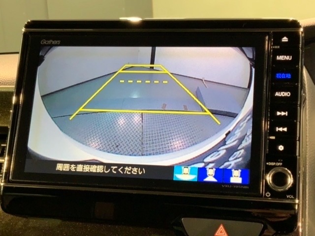 リバースギアに入れるだけで後方の表示へ切り替わります。夜間や雨の日の駐車も楽になりますよ。