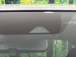 【エマージェンシーブレーキ】走行中に前方の車両等を認識し、衝突しそうな時は警報とブレーキで衝突回避と被害軽減をアシスト。より安全にドライブをお楽しみいただけます。