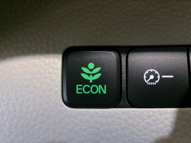 ★ECONスイッチ★　エコドライブを加速しよう！スイッチをONにすると、運転の仕方によるロスを抑え込み燃費をよくするようクルマが頑張ります（＊＾ー＾＊）燃費向上にチャレンジ♪