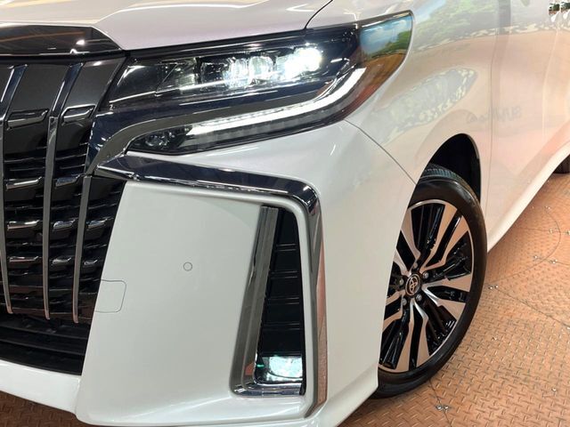 【三眼LEDヘッドライト】スタイリッシュな見た目の三眼LEDヘッドライトを装備♪スタイルだけでなく、夜間の走行も視界良好で安心してお乗りいただけます。