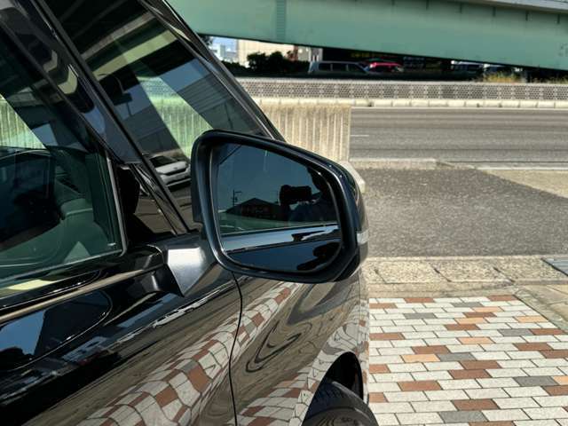 見やすいドアミラーになっておりブラインドスポットモニターもついてるのでより安心してお乗り頂けます☆
