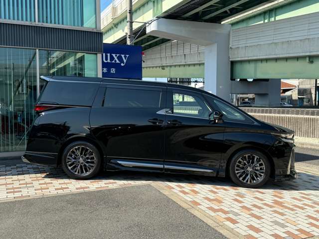 両側パワースライドドアになりますので後席に乗車する際も楽に乗り降りが楽になります☆
