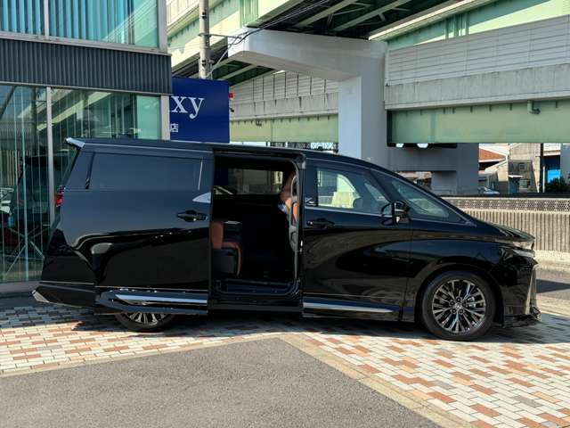 両側パワースライドドアになりますので後席に乗車する際も楽に乗り降りが楽になります☆