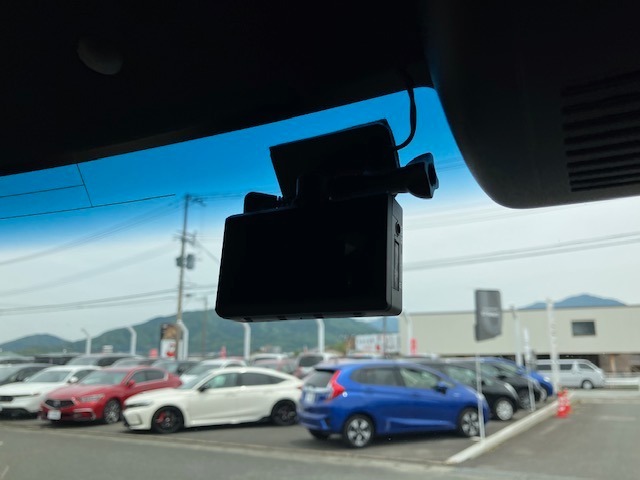 今や必須装備のドライブレコーダー、前方をしっかり録画します♪