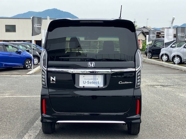 雨の日は中古車は選びにくいですよね。でも当店なら安心です。電話予約を頂ければ屋根下へ移動させて頂きます。雨でもじっくりご検討いただけます。