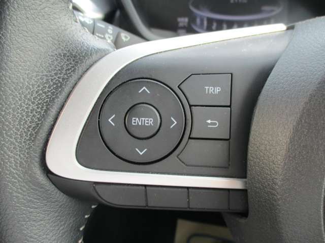 ステアリングリモコン付き。運転中のオーディオ操作が可能なので視線をナビに移したり、ハンドルから手を離さないので危険がなくなり安全です！