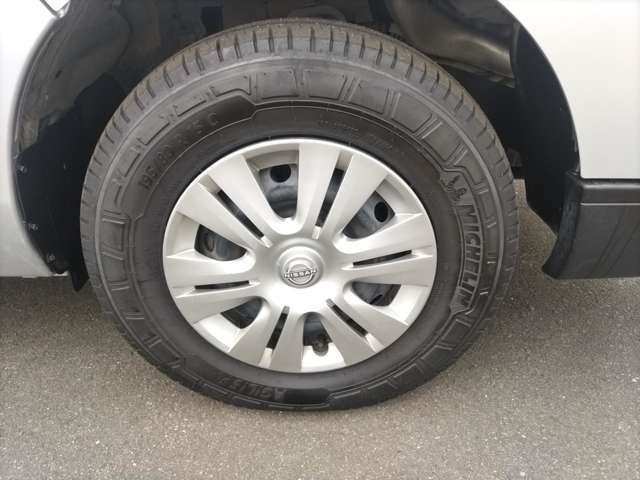 ●標準15インチホイール（フルカバー）＆ミシュラン　AGILIS　3　製造年月2023年？2024年？　195/80R15C　108/106S　溝残約5mm（車検適合1.6mm以上）