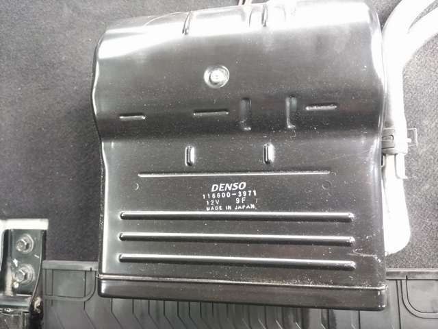 後付け社外品のDENSO製の温水汎用ヒーター本体。セカンドシート下に設置されております。※現在は問題なく使用出来ますが、社外品なので日産認定保証対象外となります。