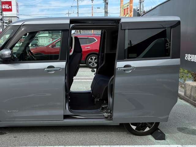 両手が塞がっていても足先をスッと入れてサッと引くだけで自動開閉する「ハンズフリーオートスライドドア（両側）」！両手で荷物や眠ったお子様を抱えていてもドアハンドルに触れずにスマートに開け閉めできます♪